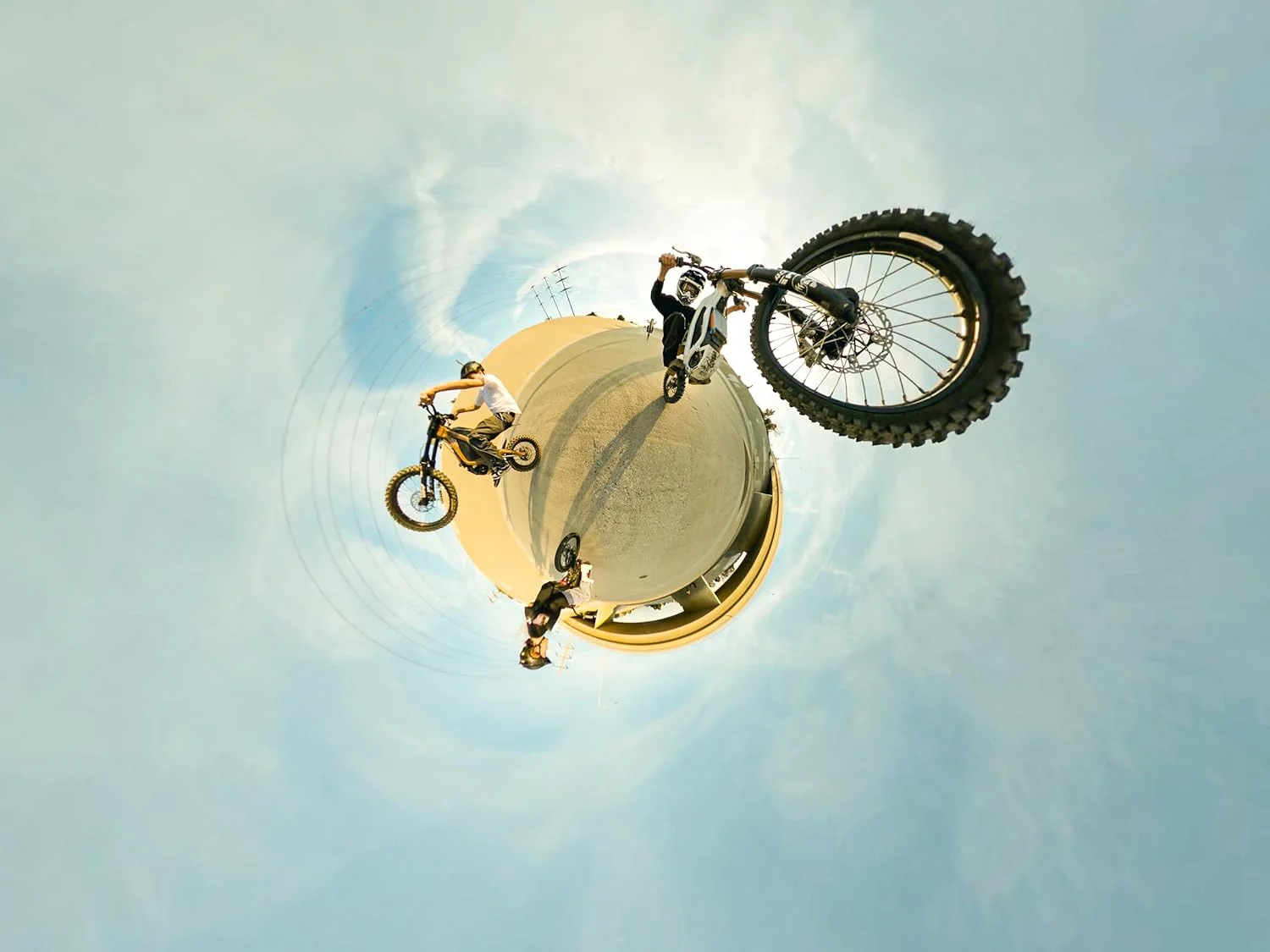 دوربین GoPro MAX - دوربین اکشن 360 درجه ضد آب + دوربین اکشن سنتی با صفحه لمسی، فیلمبرداری کروی 5.6K30 HD، عکس های 360 درجه 16.6 مگاپیکسلی، پخش زنده 1080p و تثبیت کننده دوربین GoPro MAX - دوربین اکشن 360 درجه ضد آب + دوربین اکشن سنتی با صفحه لمسی، فیلمبرداری کروی 5.6K30 HD، عکس های 360 درجه 16.6 مگاپیکسلی، پخش زنده 1080p و تثبیت کننده