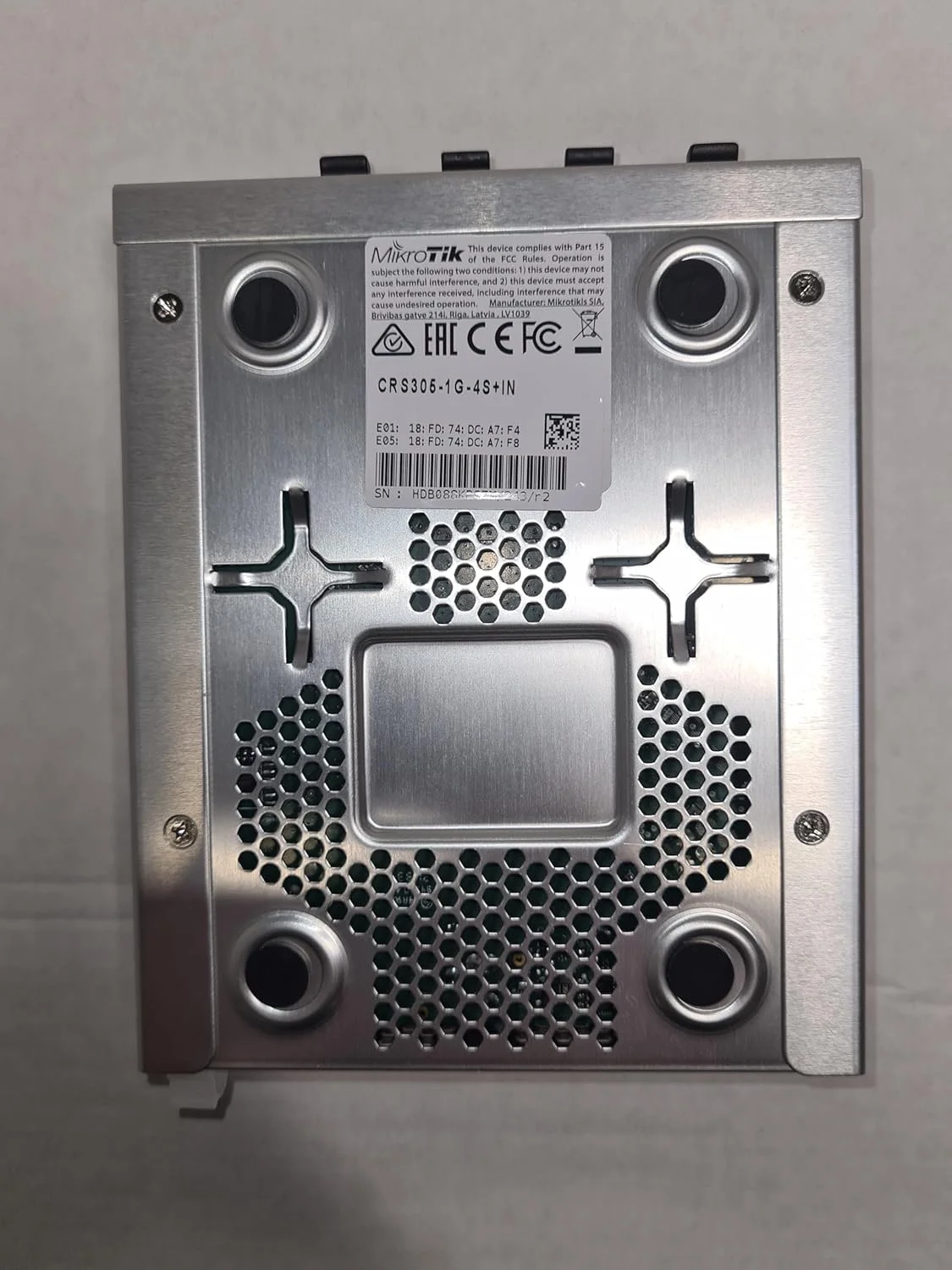 سوئیچ شبکه مدیریتی MikroTik CRS305-1G-4S+in گیگابیتی اترنت (10/100/1000) با قابلیت PoE، رنگ سفید سوئیچ شبکه مدیریتی MikroTik CRS305-1G-4S+in گیگابیتی اترنت (10/100/1000) با قابلیت PoE، رنگ سفید