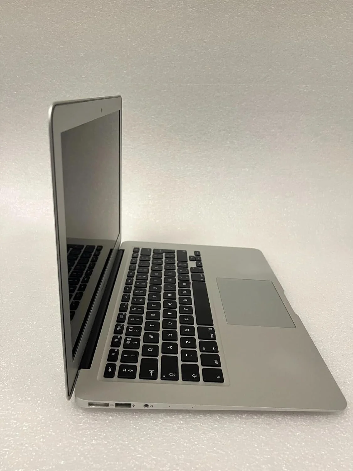مک بوک ایر A1466 (2017) بازسازی شده - صفحه نمایش 13 اینچی - پردازنده Intel Core i5 - رم 8 گیگابایت - حافظه SSD 256 گیگابایت - سیستم عامل نقره ای mac OS - باریک و سبک - همراه با شارژر اصلی