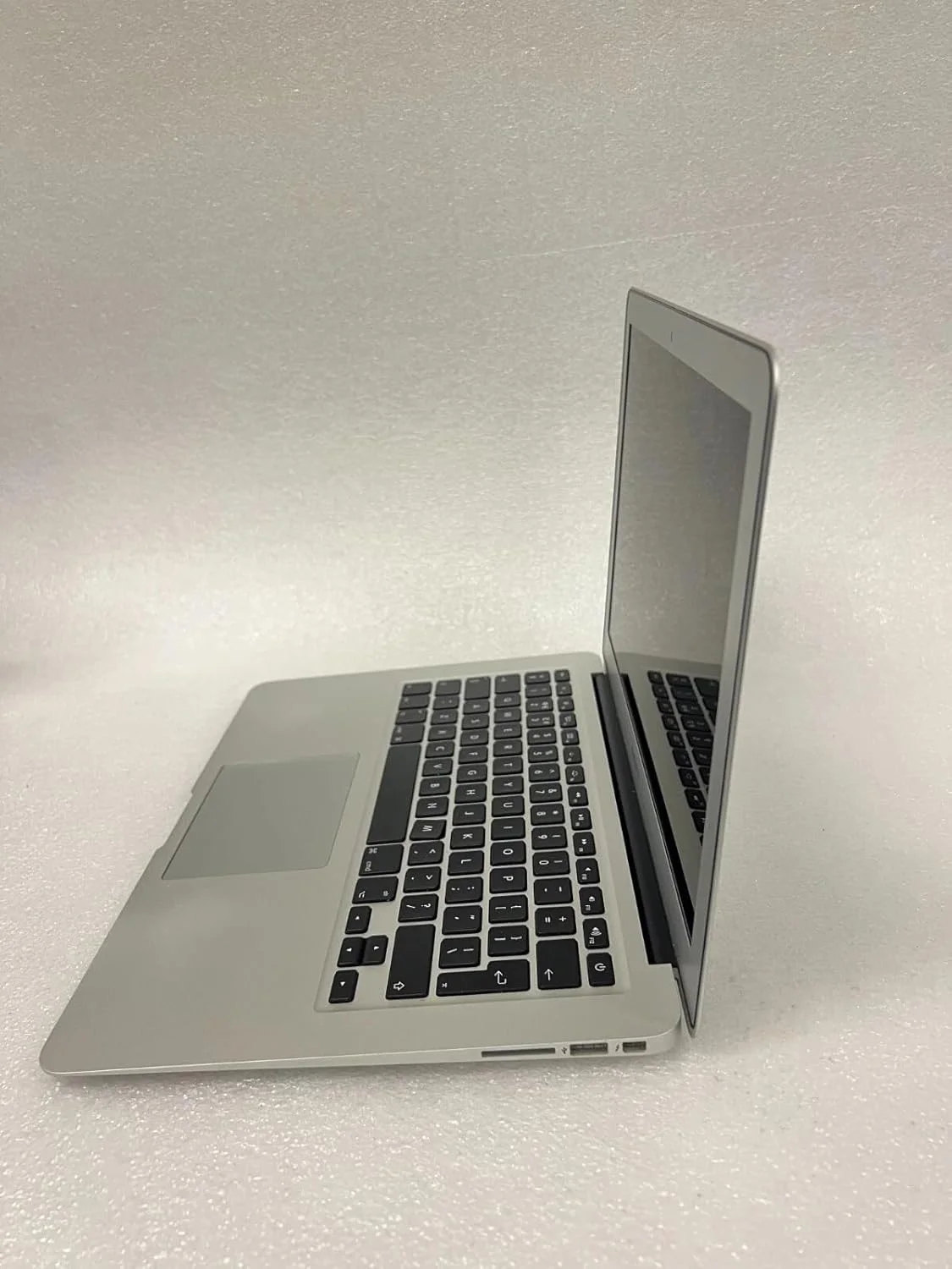 مک بوک ایر A1466 (2017) بازسازی شده - صفحه نمایش 13 اینچی - پردازنده Intel Core i5 - رم 8 گیگابایت - حافظه SSD 256 گیگابایت - سیستم عامل نقره ای mac OS - باریک و سبک - همراه با شارژر اصلی