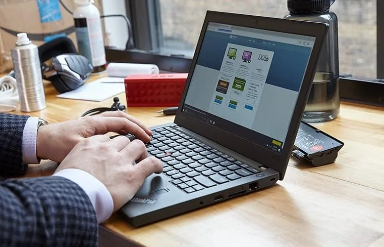 لپ تاپ تجاری لنوو ThinkPad X270 (بازسازی شده) | پردازنده Intel Core i5 نسل ششم | 8 گیگابایت رم DDR4 | 256 گیگابایت SSD | صفحه نمایش 12.5 اینچی غیر لمسی | ویندوز 10 پرو