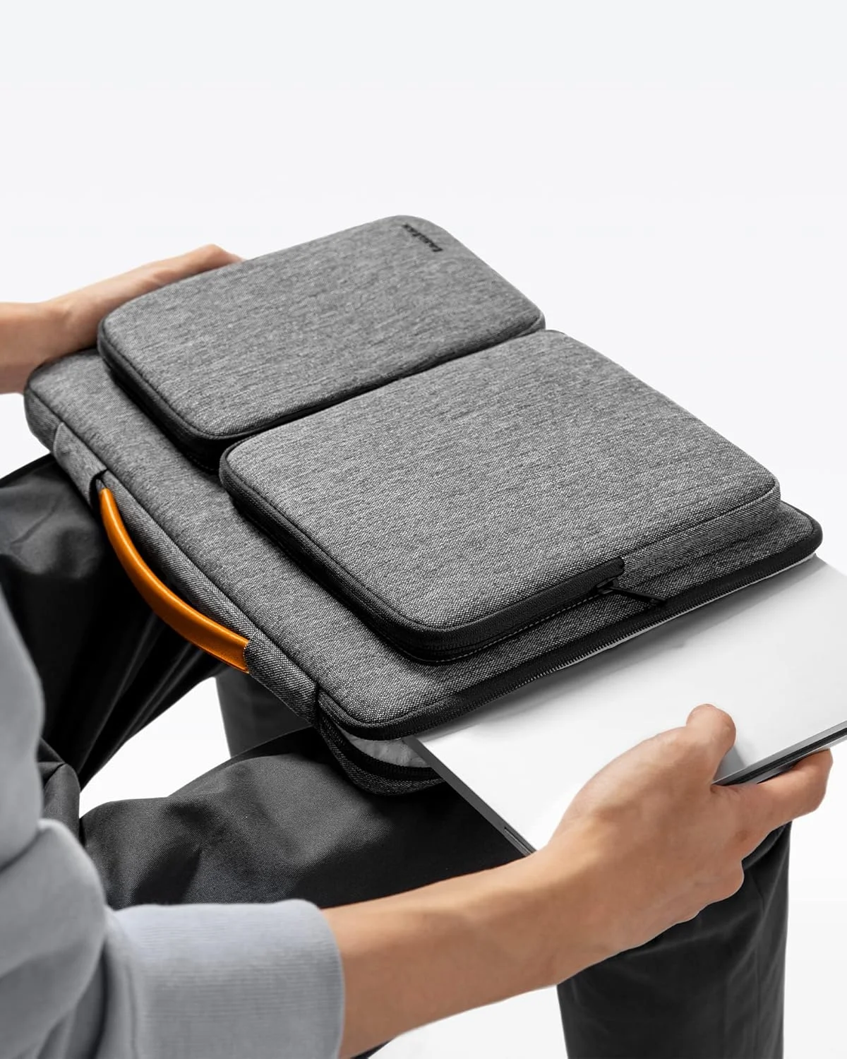 کیف محافظ لپ تاپ تومتک 360 مناسب برای لپ تاپ های 13/14/15/15.6/16 اینچی جدید MacBook Air/Pro M2/M1 کیف محافظ لپ تاپ تومتک 360 مناسب برای لپ تاپ های 13/14/15/15.6/16 اینچی جدید MacBook Air/Pro M2/M1