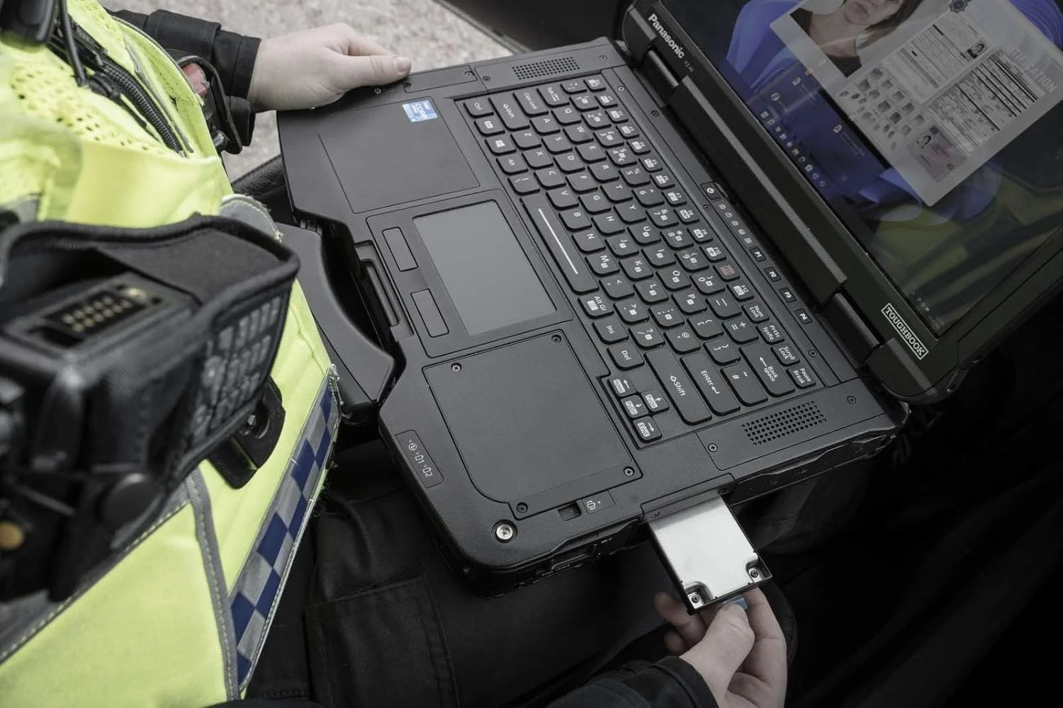 لپ تاپ مقاوم پاناسونیک Toughbook 40 مدل FZ-40 MK2، صفحه نمایش لمسی چندگانه 14 اینچی FHD، پردازنده Ultra 5 vPro 135H، 14 هسته ای، تا 4.6 گیگاهرتز، 16 گیگابایت رم، 512 گیگابایت SSD، 4G LTE، GPS اختصاصی، وب کم، ویندوز 11 پرو