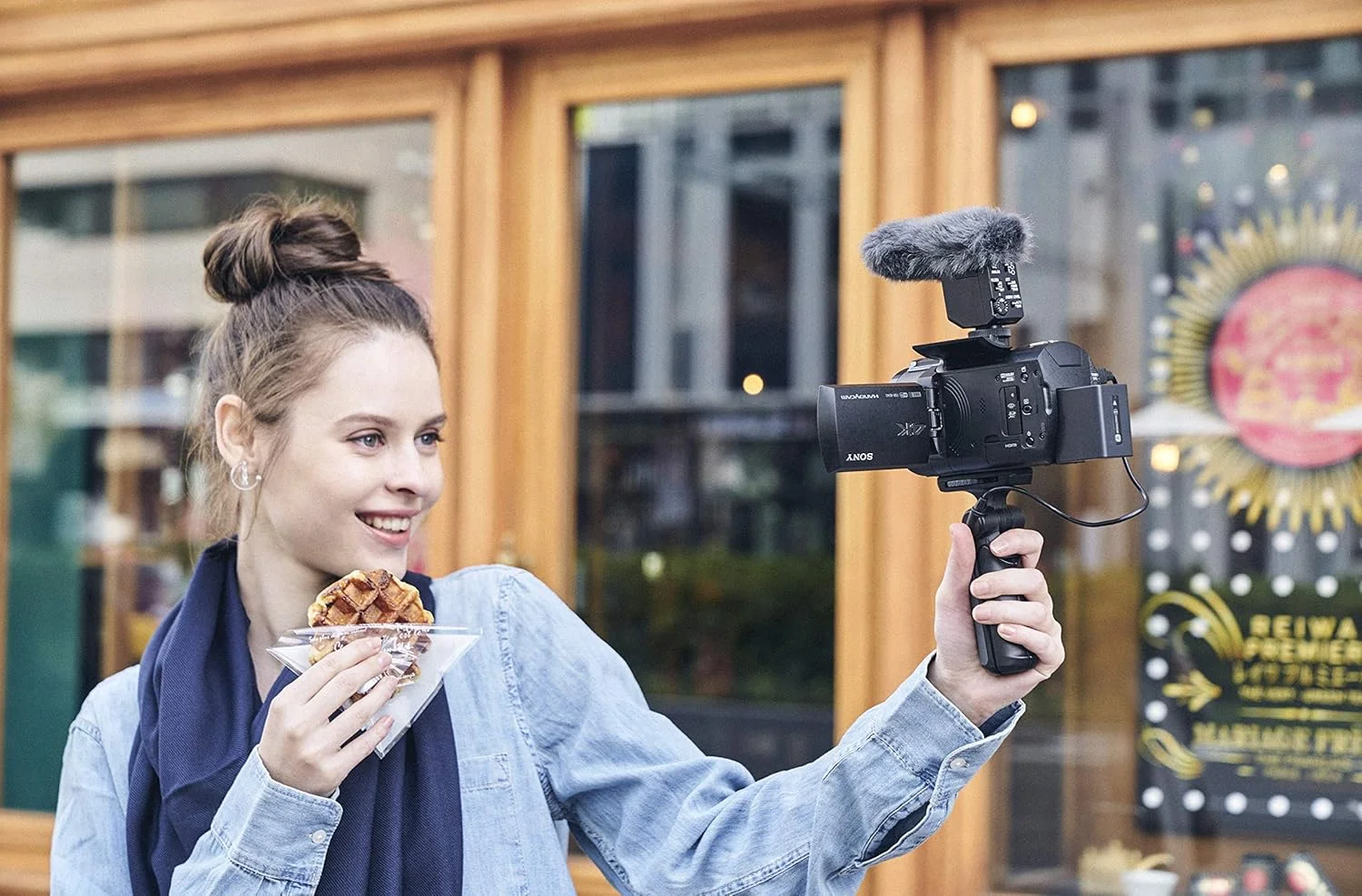 دوربین فیلمبرداری سونی FDR-AX43 | دوربین فیلمبرداری کامپکت Ultra HD (UHD) 4K | SteadyShot اپتیکال متعادل 5 محوره | زوم اپتیکال 20 برابر | صفحه نمایش چرخشی