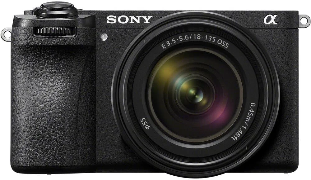 دوربین بدون آینه سونی آلفا a6700 APS-C 4K با کیت 2 لنز 18-135 میلی‌متر و 55-210 میلی‌متر مدل ILCE-6700M به همراه کیف عکاسی Deco Gear + فلاش + باتری اضافی + شارژر دوگانه + نرم افزار و کیت لوازم جانبی