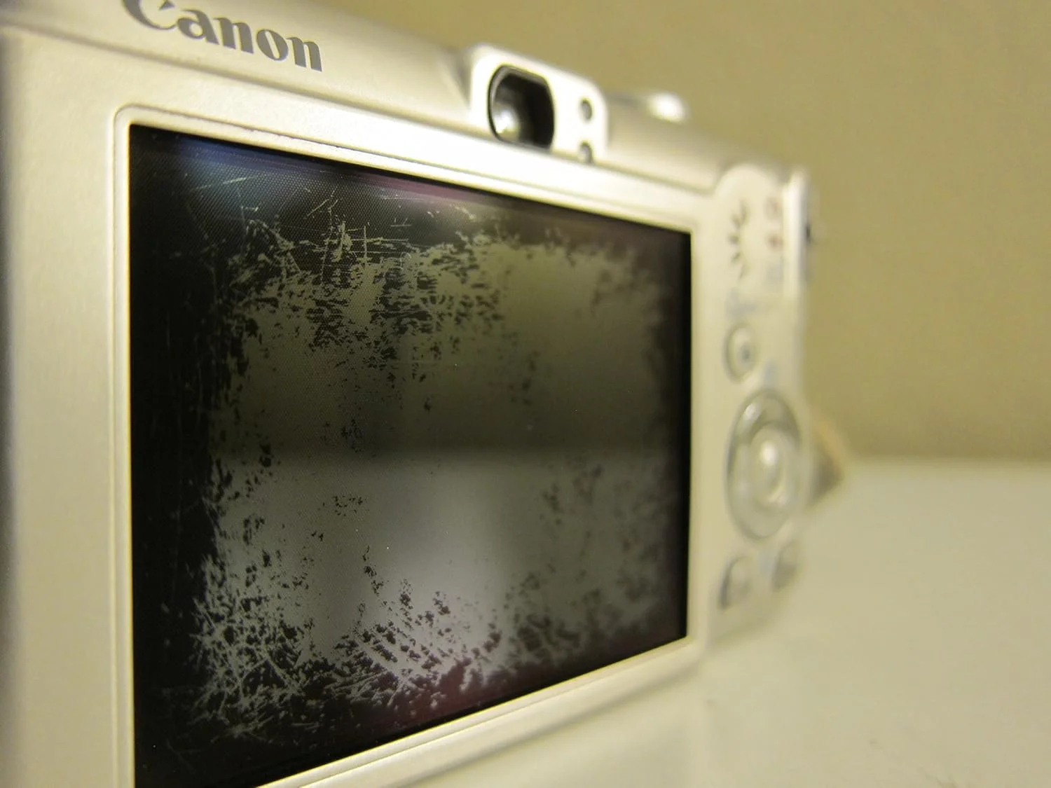 دوربین دیجیتال کانن PowerShot SD600 با حسگر 6 مگاپیکسل و زوم اپتیکال 3x (مدل قدیمی)