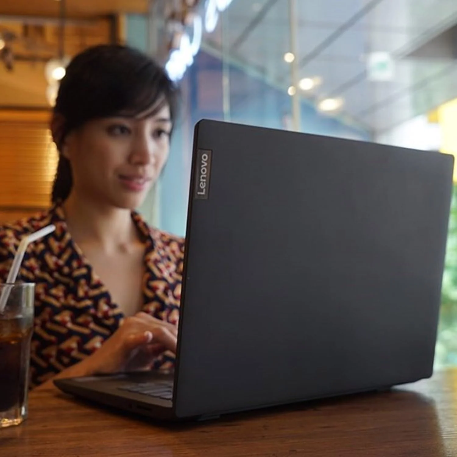 لپ تاپ جدید لنوو V15 Gen 4، صفحه نمایش 15.6 اینچی FHD، پردازنده Intel Core i5-13420H (بهتر از i7-1355U)، رم 40 گیگابایتی، SSD 1 ترابایتی، HDMI، RJ45، صفحه کلید عددی، وب کم، Wi-Fi، ویندوز 11 هوم، مشکی