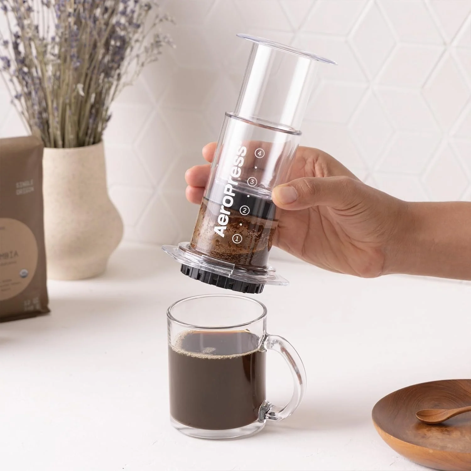دستگاه قهوه ساز AeroPress Clear – روش دم آوری 3 در 1 ترکیبی از فرنچ پرس، پوراور و اسپرسو - قهوه ای کامل با طعم قوی بدون ذرات و تلخی - دستگاه قهوه ساز کوچک و قابل حمل برای کمپینگ و مسافرت دستگاه قهوه ساز AeroPress Clear – روش دم آوری 3 در 1 ترکیبی از فرنچ پرس، پوراور و اسپرسو - قهوه ای کامل با طعم قوی بدون ذرات و تلخی - دستگاه قهوه ساز کوچک و قابل حمل برای کمپینگ و مسافرت