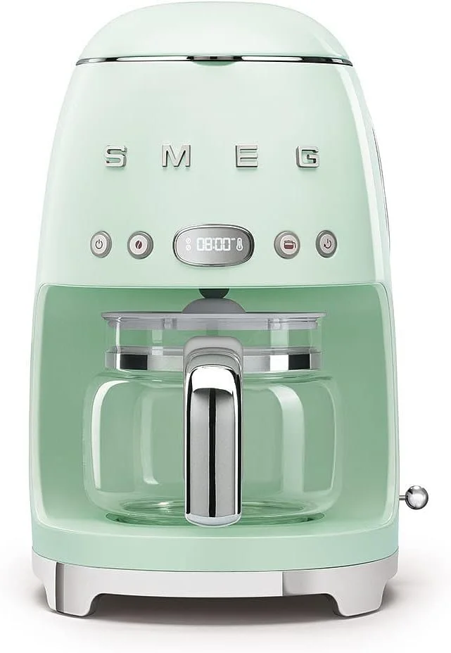 دستگاه قهوه ساز قطره ای Smeg Dcf02PgUK، ظرفیت 10 فنجان، حالت شروع خودکار، فیلتر قابل استفاده مجدد، صفحه نمایش دیجیتال، سیستم ضد چکه، گزینه شدت عطر، مخزن 1.4 لیتری، سبز پاستیلی، 1 سال گارانتی