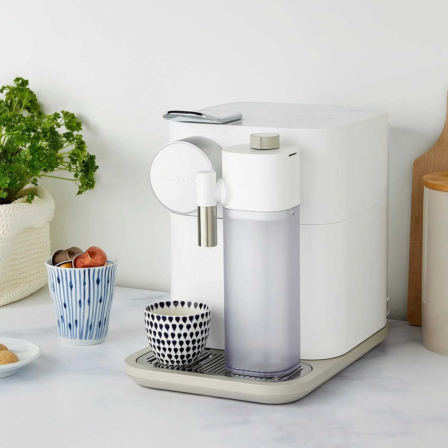دستگاه قهوه ساز کپسولی تک نفره De'Longhi Nespresso Gran Lattissima EN650.W، شیر کف کرده اتوماتیک، کاپوچینو و لاته، 1.3 لیتر، سفید دستگاه قهوه ساز کپسولی تک نفره De'Longhi Nespresso Gran Lattissima EN650.W، شیر کف کرده اتوماتیک، کاپوچینو و لاته، 1.3 لیتر، سفید