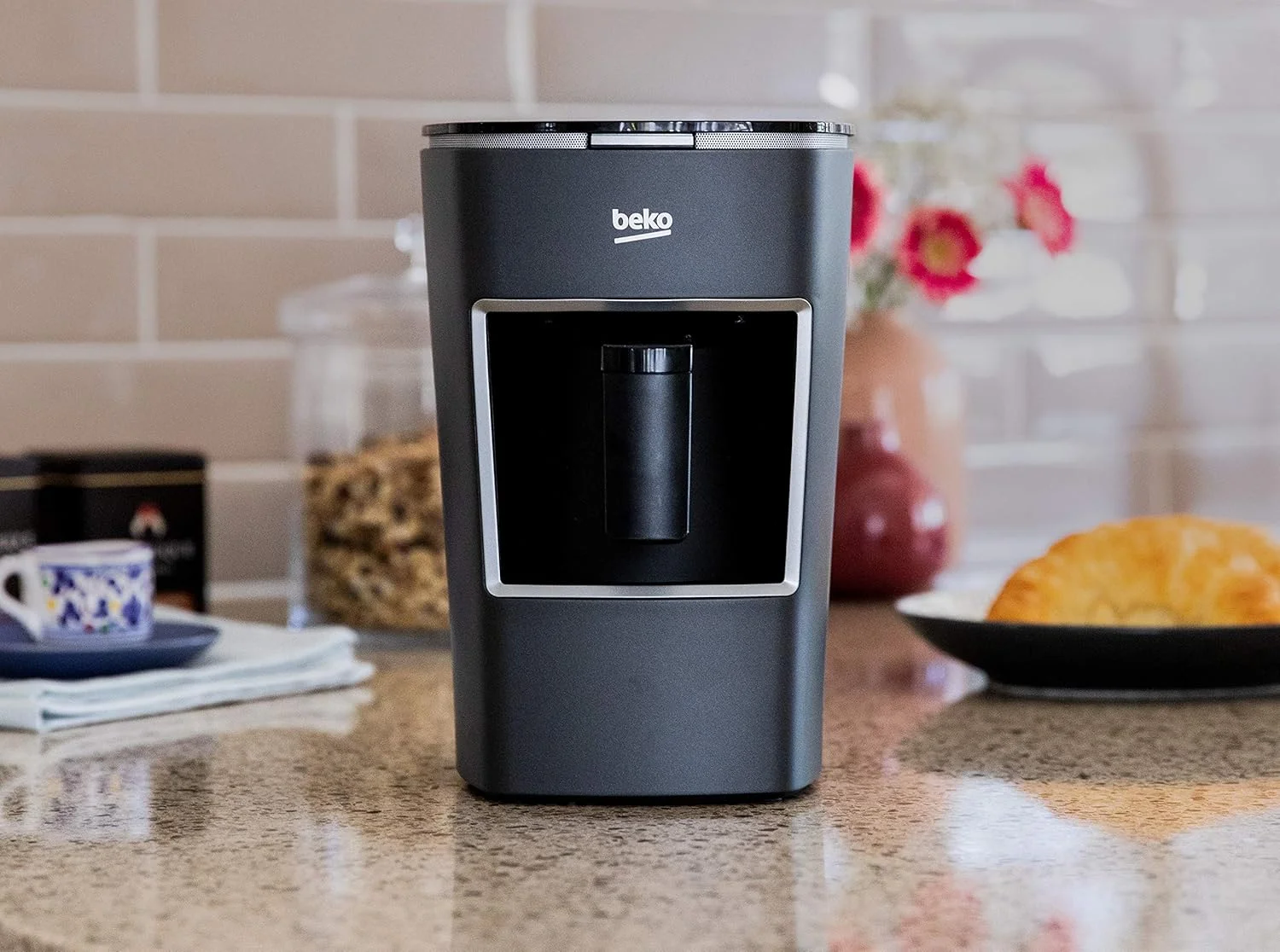 قهوه ساز ترکی بکو مدل BKK2300 خاکستری مینی، 670 وات، 1 قوری، حداکثر 3 فنجان، تک لمسی، ضد سرریز - خاکستری