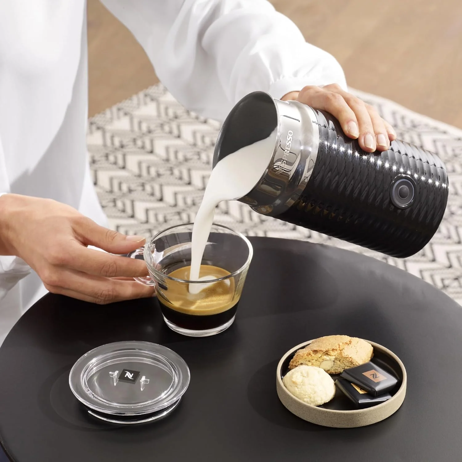 دستگاه شیر گرم کن و کف ساز نسپرسو Aeroccino3، دستگاه برقی تهیه کف شیر برای 120 میلی لیتر کف خامه ای و 240 میلی لیتر شیر گرم، قرمز دستگاه شیر گرم کن و کف ساز نسپرسو Aeroccino3، دستگاه برقی تهیه کف شیر برای 120 میلی لیتر کف خامه ای و 240 میلی لیتر شیر گرم، قرمز