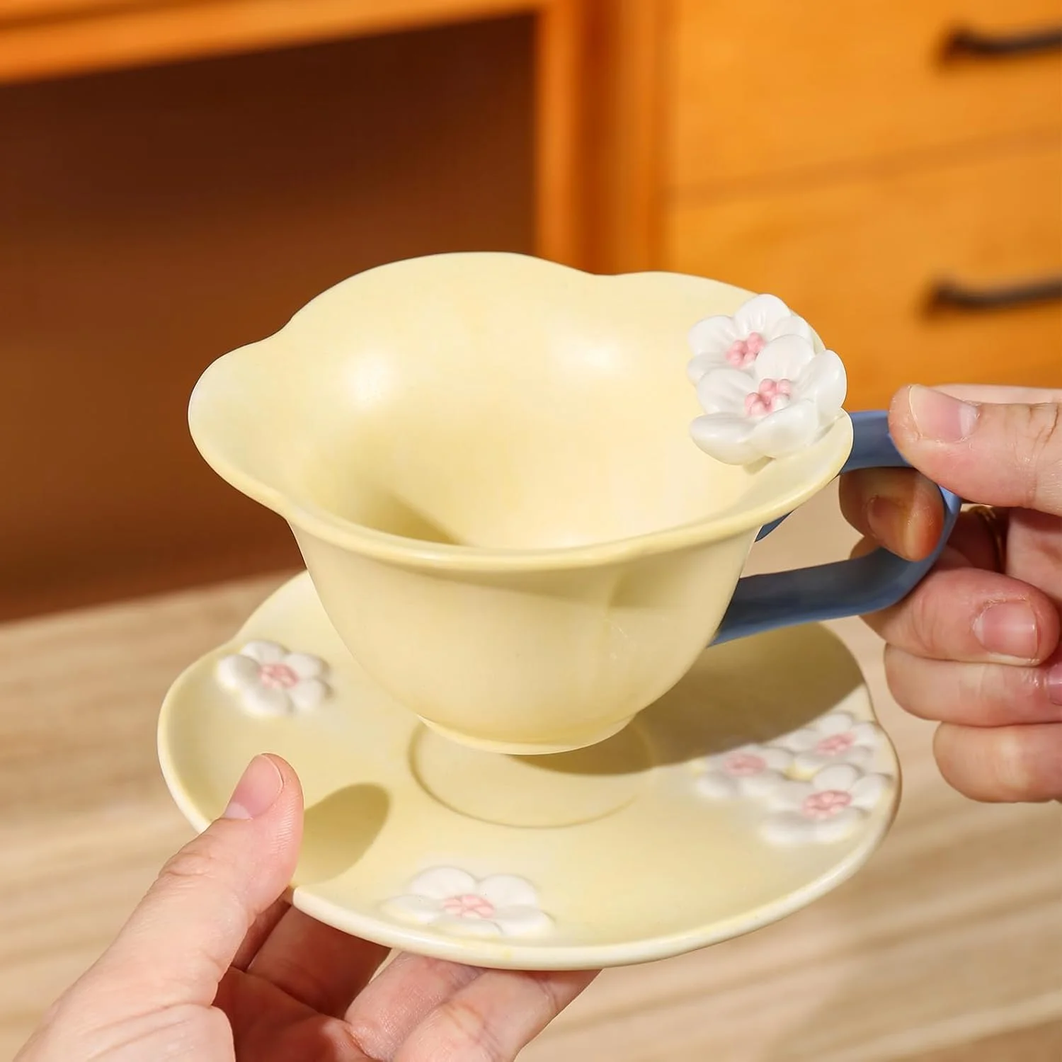 ست فنجان KASTWAVE، ست فنجان و نعلبکی چای گلدار، ماگ قهوه سرامیکی زیبا برای زنان، فنجان چای شیک برای مهمانی های چای، کاپوچینو، لاته و شیر، هدیه به سبک وینتیج (زرد)