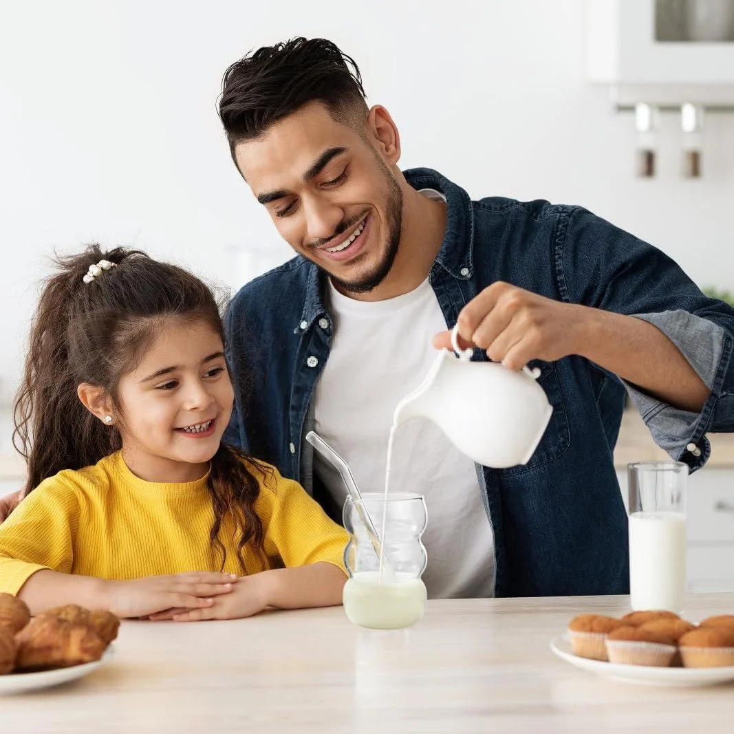 ست 4 عددی لیوان شیشه ای آجدار KASTWAVE، ظروف شیشه ای کریستالی وینتیج 550 میلی لیتری همراه با نی، مناسب برای قهوه سرد، نوشابه، چای، شیر و آبمیوه، قابل شستشو در ماشین ظرفشویی