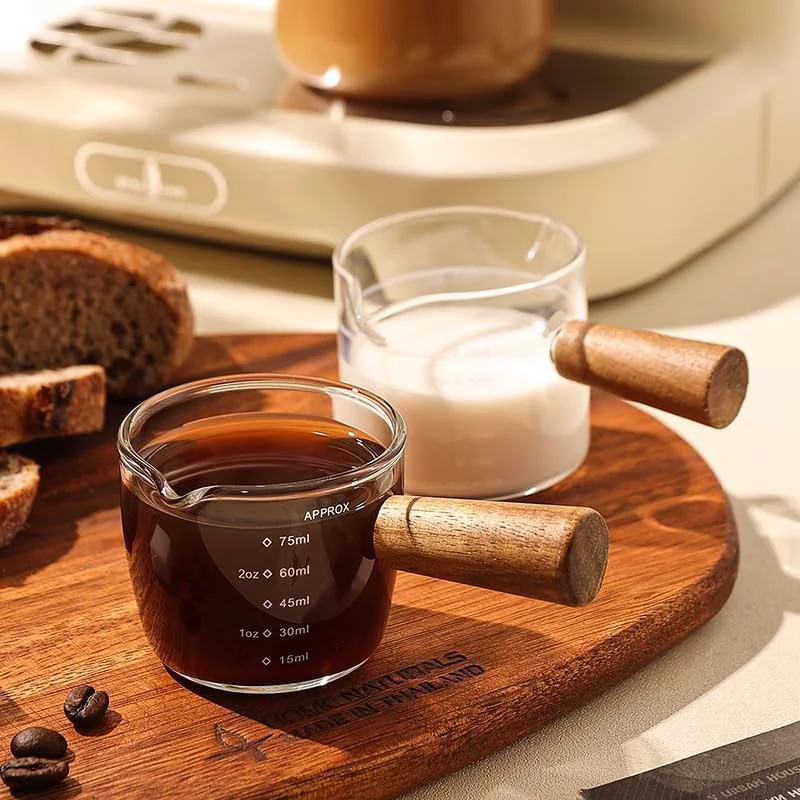 فنجان های شیشه ای اسپرسو با دسته چوبی، پیمانه اندازه گیری 2 عددی، پارچ سه گانه، فنجان شیر، کارافه جایگزین قهوه، شات های شیشه ای اسپرسو برای شیر قهوه، 75 میلی لیتر