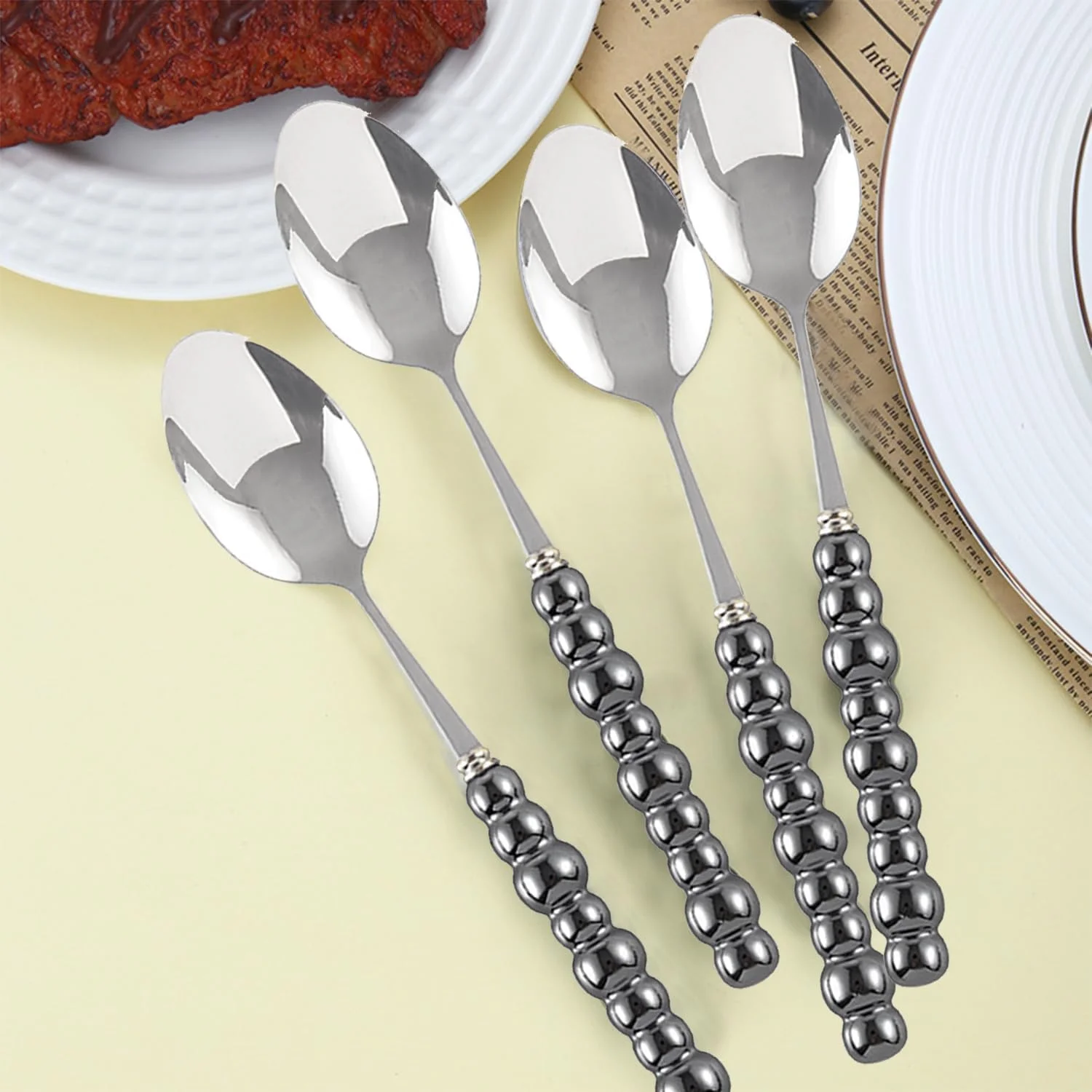 ست قاشق استیل، قاشق دسر با تزئین مروارید مصنوعی، 8.4 اینچی به سبک کرهای، مناسب برای چای و قهوه، مناسب برای صرف غذا در منزل، مهمانیها و هدیه، دسته سرامیکی (مشکی، 4 عددی) ست قاشق استیل، قاشق دسر با تزئین مروارید مصنوعی، 8.4 اینچی به سبک کرهای، مناسب برای چای و قهوه، مناسب برای صرف غذا در منزل، مهمانیها و هدیه، دسته سرامیکی (مشکی، 4 عددی)