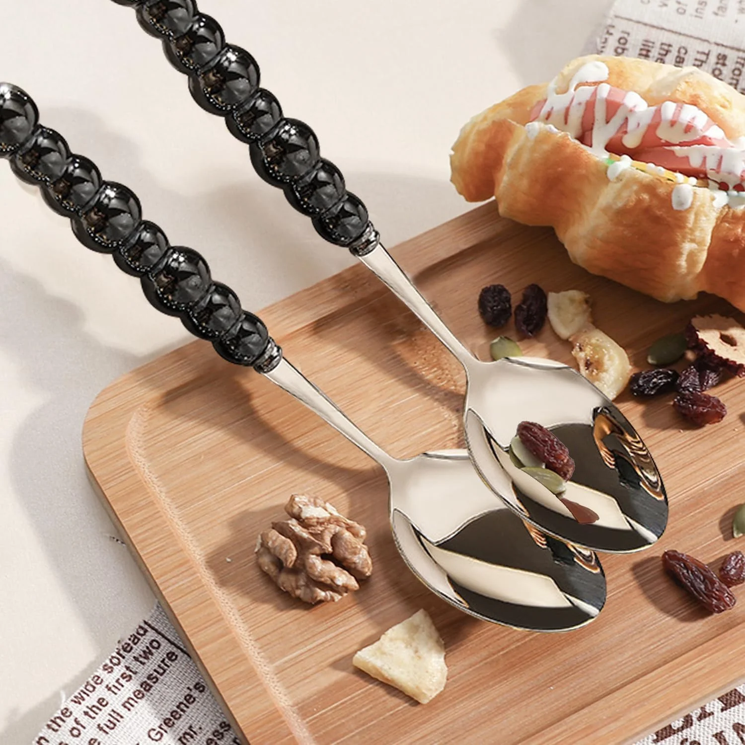 ست قاشق استیل، قاشق دسر با تزئین مروارید مصنوعی، 8.4 اینچی به سبک کرهای، مناسب برای چای و قهوه، مناسب برای صرف غذا در منزل، مهمانیها و هدیه، دسته سرامیکی (مشکی، 4 عددی) ست قاشق استیل، قاشق دسر با تزئین مروارید مصنوعی، 8.4 اینچی به سبک کرهای، مناسب برای چای و قهوه، مناسب برای صرف غذا در منزل، مهمانیها و هدیه، دسته سرامیکی (مشکی، 4 عددی)