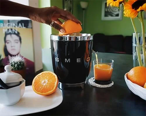 آب مرکبات گیری Smeg CJF11BLUK، طراحی به سبک دهه 50، دارای کاسه آبگیری و درب، خروجی ضد چکه استیل ضد زنگ، بدنه آلومینیومی دایکاست، مشکی، 1 سال گارانتی آب مرکبات گیری Smeg CJF11BLUK، طراحی به سبک دهه 50، دارای کاسه آبگیری و درب، خروجی ضد چکه استیل ضد زنگ، بدنه آلومینیومی دایکاست، مشکی، 1 سال گارانتی