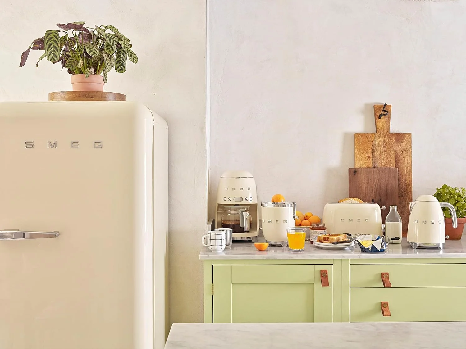 آب مرکبات گیری Smeg CJF01CRUS، سایز یک، کرم آب مرکبات گیری Smeg CJF01CRUS، سایز یک، کرم