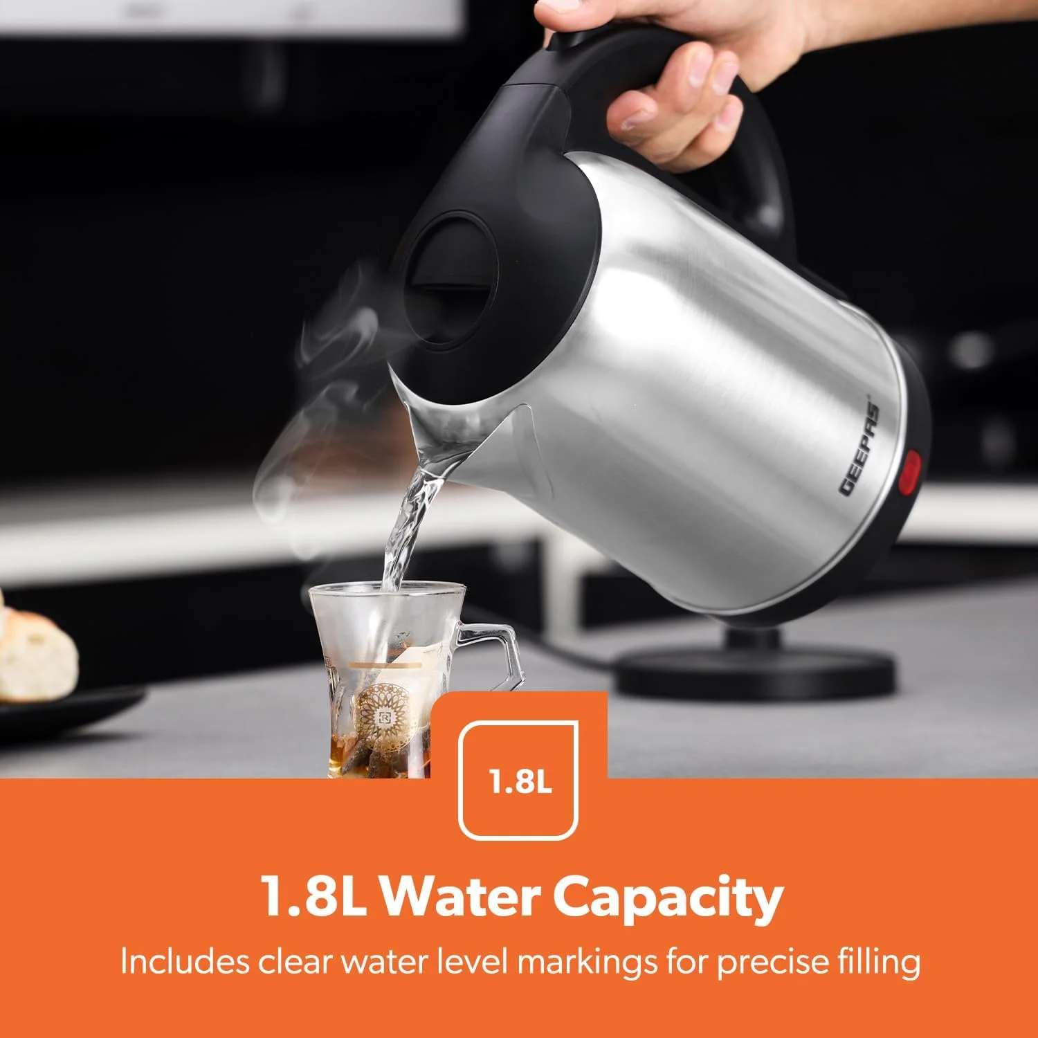 کتری برقی استیل ضد زنگ Geepas با خاموش شدن خودکار و محافظت در برابر خشک شدن 1.8 لیتر 1800 وات GK5466 نقره ای/مشکی