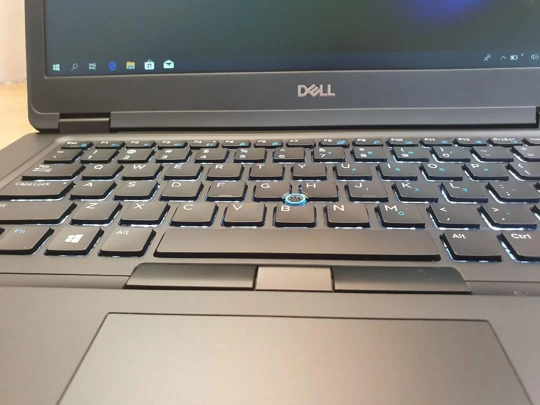 دل Latitude 5490 (بازسازی شده) / پردازنده چهارهستهای Intel Core i5-8350U با فرکانس 1.7 گیگاهرتز / 16 گیگابایت رم / 512 گیگابایت SSD / صفحه نمایش 14 اینچی FHD (1920 x 1080) / HDMI / USB-C / وب کم / ویندوز 10 پرو، مشکی دل Latitude 5490 (بازسازی شده) / پردازنده چهارهستهای Intel Core i5-8350U با فرکانس 1.7 گیگاهرتز / 16 گیگابایت رم / 512 گیگابایت SSD / صفحه نمایش 14 اینچی FHD (1920 x 1080) / HDMI / USB-C / وب کم / ویندوز 10 پرو، مشکی