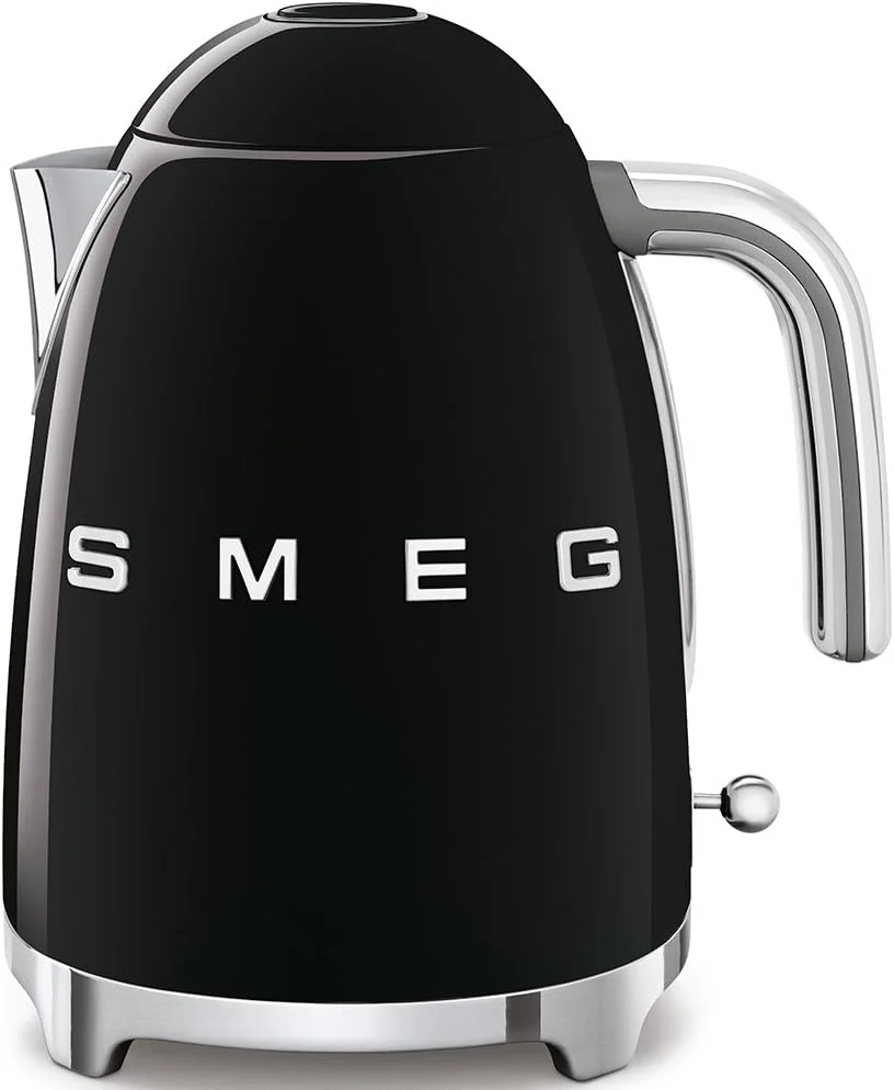 کتری Smeg KLF03BLUK، به سبک دهه 50، ظرفیت 1.7 لیتر با نشانگر سطح آب، پایه چرخان 360 درجه، پایه های ضد لغزش، درب بازشو نرم، استیل ضد زنگ، مشکی، 1 سال گارانتی