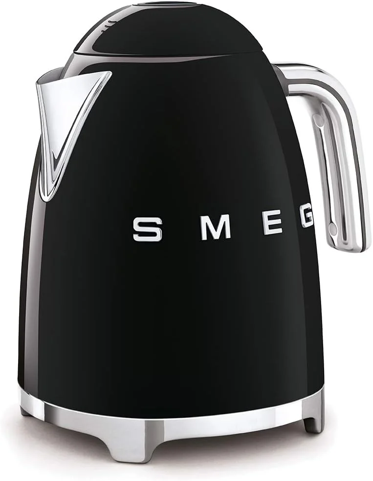 کتری Smeg KLF03BLUK، به سبک دهه 50، ظرفیت 1.7 لیتر با نشانگر سطح آب، پایه چرخان 360 درجه، پایه های ضد لغزش، درب بازشو نرم، استیل ضد زنگ، مشکی، 1 سال گارانتی کتری Smeg KLF03BLUK، به سبک دهه 50، ظرفیت 1.7 لیتر با نشانگر سطح آب، پایه چرخان 360 درجه، پایه های ضد لغزش، درب بازشو نرم، استیل ضد زنگ، مشکی، 1 سال گارانتی