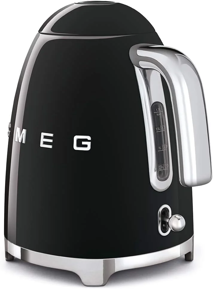 کتری Smeg KLF03BLUK، به سبک دهه 50، ظرفیت 1.7 لیتر با نشانگر سطح آب، پایه چرخان 360 درجه، پایه های ضد لغزش، درب بازشو نرم، استیل ضد زنگ، مشکی، 1 سال گارانتی کتری Smeg KLF03BLUK، به سبک دهه 50، ظرفیت 1.7 لیتر با نشانگر سطح آب، پایه چرخان 360 درجه، پایه های ضد لغزش، درب بازشو نرم، استیل ضد زنگ، مشکی، 1 سال گارانتی