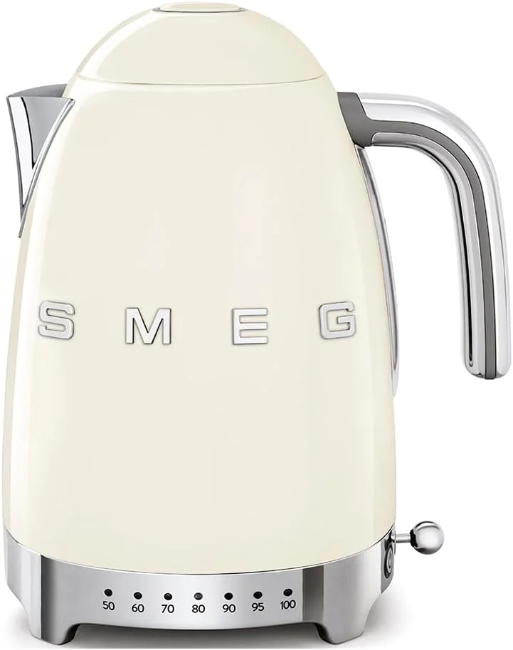 کتری Smeg KLF04CRUK، به سبک رترو دهه 50، دارای 7 تنظیمات دما، ظرفیت 1.7 لیتری با نشانگر سطح آب، پایه چرخان 360 درجه، پایه های ضد لغزش، درب بازشو نرم، استیل ضد زنگ، کرم، 1 سال گارانتی