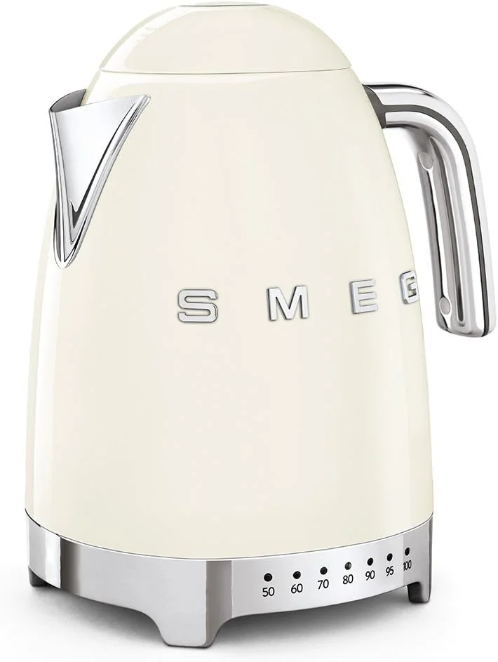 کتری Smeg KLF04CRUK، به سبک رترو دهه 50، دارای 7 تنظیمات دما، ظرفیت 1.7 لیتری با نشانگر سطح آب، پایه چرخان 360 درجه، پایه های ضد لغزش، درب بازشو نرم، استیل ضد زنگ، کرم، 1 سال گارانتی