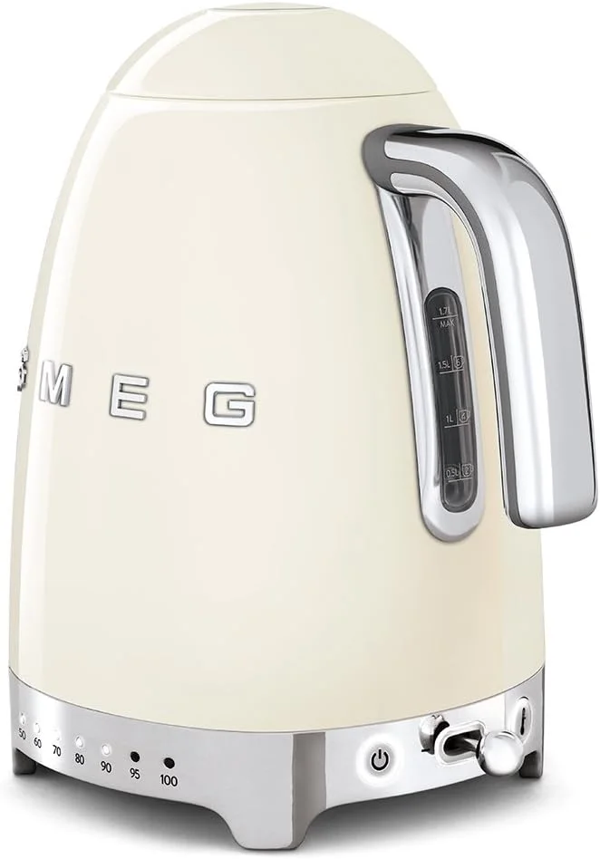 کتری Smeg KLF04CRUK، به سبک رترو دهه 50، دارای 7 تنظیمات دما، ظرفیت 1.7 لیتری با نشانگر سطح آب، پایه چرخان 360 درجه، پایه های ضد لغزش، درب بازشو نرم، استیل ضد زنگ، کرم، 1 سال گارانتی