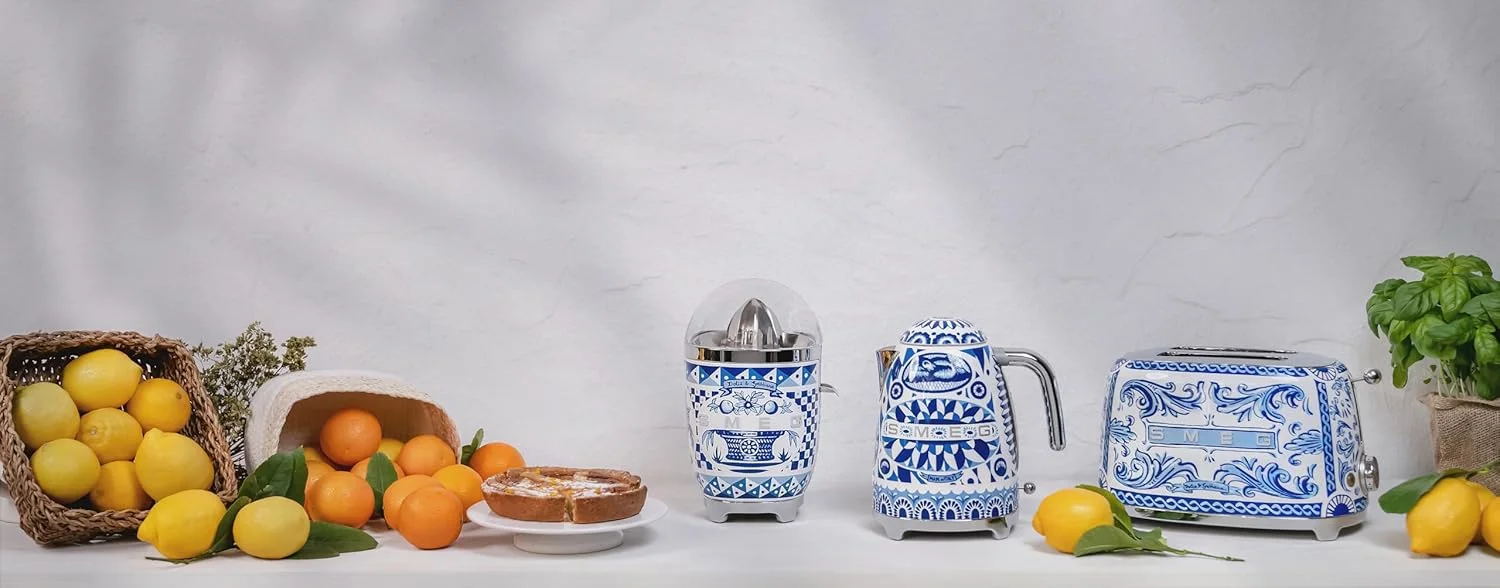 کتری برقی Smeg KLF03DGBUK Dolce & Gabbana، طرح Sicily My Love، ظرفیت 1.7 لیتر با نشانگر سطح آب، پایه چرخان 360 درجه، استیل ضد زنگ، آبی مدیترانه ای، 1 سال گارانتی