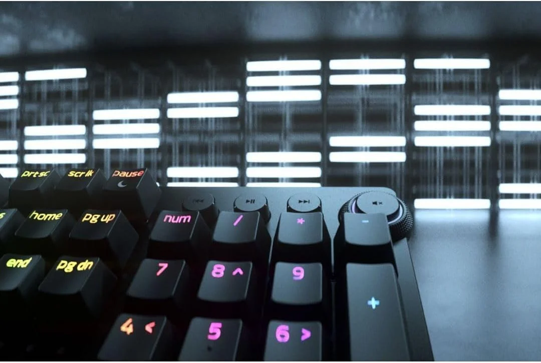 کیبورد گیمینگ آنالوگ Razer Huntsman V2: سوییچ های اپتیکال - نورپردازی Chroma RGB، استراحتگاه مچی مغناطیسی نرم، کلیدهای اختصاصی رسانه و دکمه تنظیم صدا، مشکی کلاسیک