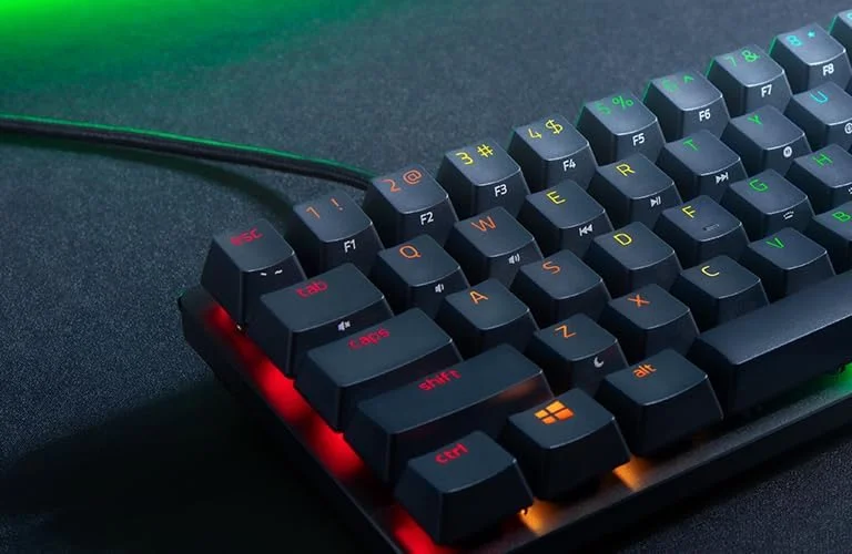 کیبورد گیمینگ 60% Razer Huntsman Mini: سوییچ‌های سریع کیبورد - سوییچ‌های اپتیکال خطی - نورپردازی Chroma RGB - کلیدهای PBT - حافظه داخلی - Snap Tap - مشکی (بازسازی شده)