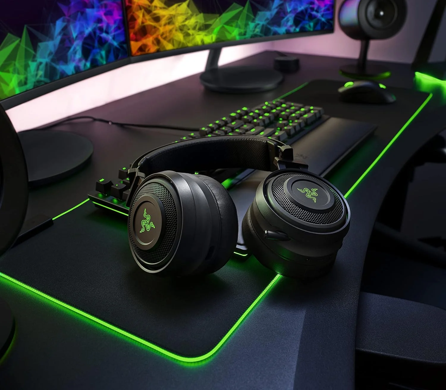 ماوس پد گیمینگ Razer Goliathus Extended Chroma: نورپردازی RGB قابل تنظیم - جنس نرم و پارچه ای، کنترل و سرعت متعادل، پایه لاستیکی ضد لغزش، مشکی کلاسیک