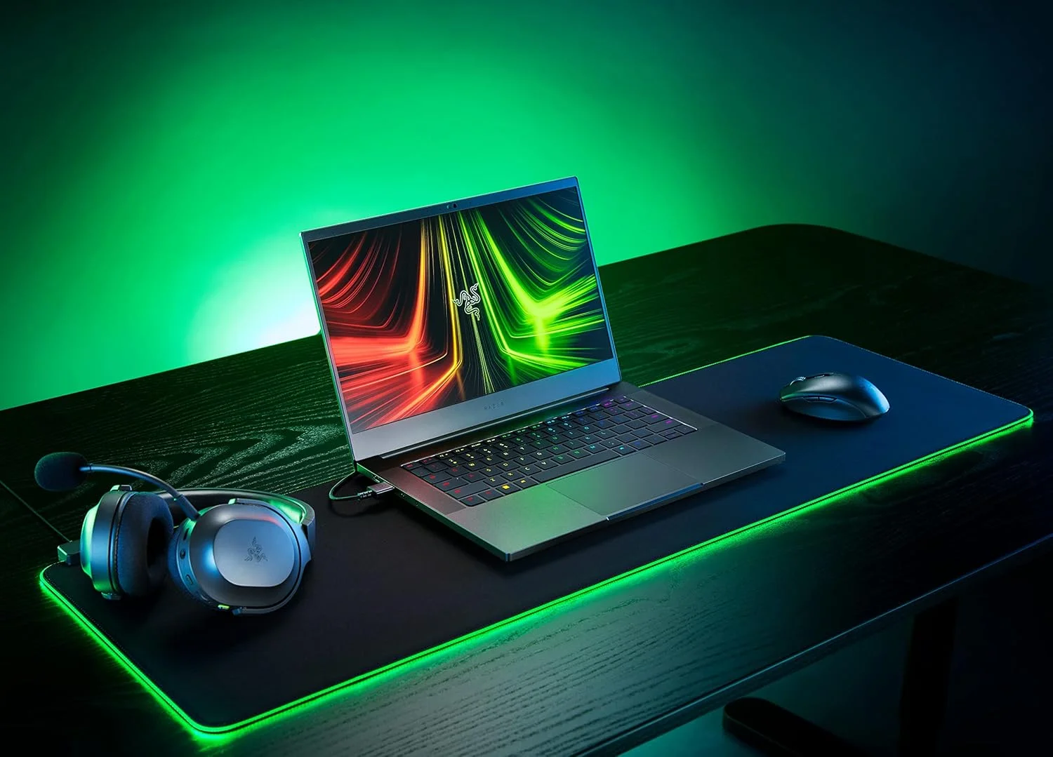 ماوس پد گیمینگ Razer Goliathus Extended Chroma: نورپردازی RGB قابل تنظیم - جنس نرم و پارچه ای، کنترل و سرعت متعادل، پایه لاستیکی ضد لغزش، مشکی کلاسیک