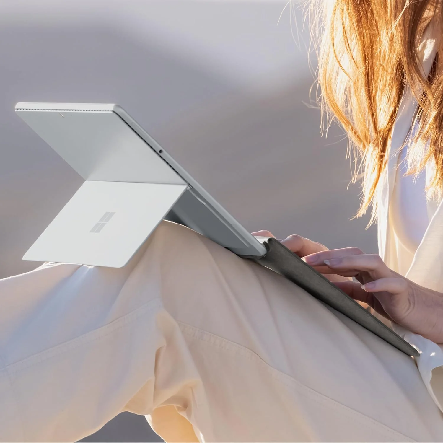 مجموعه کیبورد مایکروسافت Surface Pro به همراه قلم Slim Pen 2 برای Pro 9 و Pro 8، جنس آلکانترا، رنگ Dune