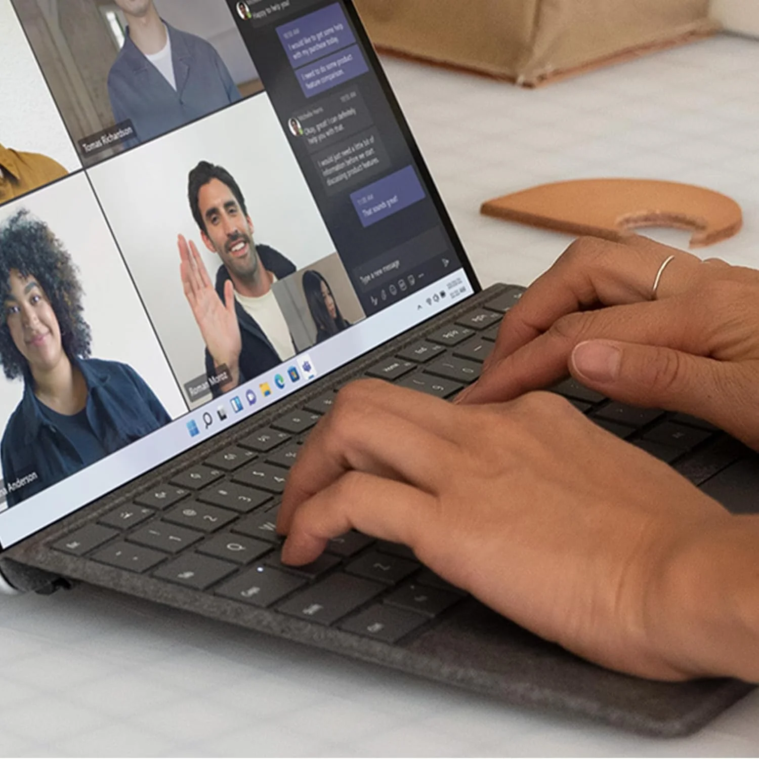 مجموعه کیبورد مایکروسافت Surface Pro به همراه قلم Slim Pen 2 برای Pro 9 و Pro 8، جنس آلکانترا، رنگ Dune