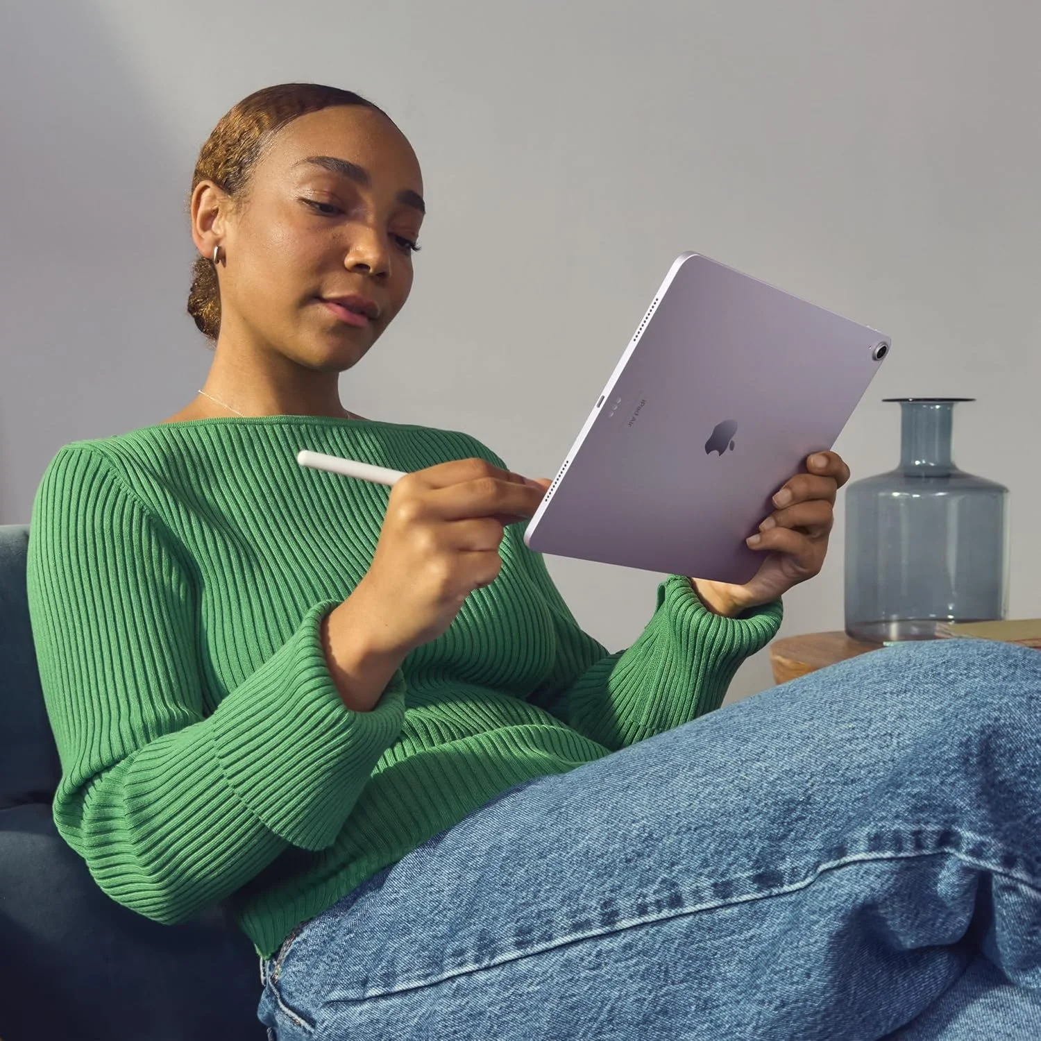اپل آیپد ایر ۱۳ اینچی (M2): نمایشگر Liquid Retina، ۵۱۲ گیگابایت، دوربین جلوی ۱۲ مگاپیکسلی Landscape / دوربین پشتی ۱۲ مگاپیکسلی، Wi-Fi 6E + 5G Cellular با eSIM، Touch ID، عمر باتری تمام روز - آبی