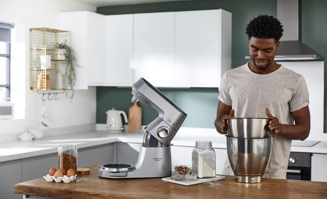 ماشین آشپزخانه بدنه فلزی کنوود مدل TITANIUM CHEF BAKER XL با ترازو داخلی، DuoBowl، 4 ابزار، مخلوط کن شیشه ای، چرخ گوشت، غذاساز، آب مرکبات گیری، آسیاب چند منظوره KVL85.704SI نقره ای