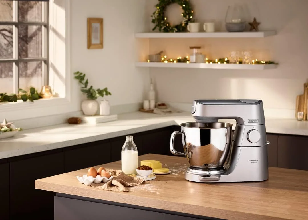 ماشین آشپزخانه بدنه فلزی کنوود مدل TITANIUM CHEF BAKER XL با ترازو داخلی، DuoBowl، 4 ابزار، مخلوط کن شیشه ای، چرخ گوشت، غذاساز، آب مرکبات گیری، آسیاب چند منظوره KVL85.704SI نقره ای