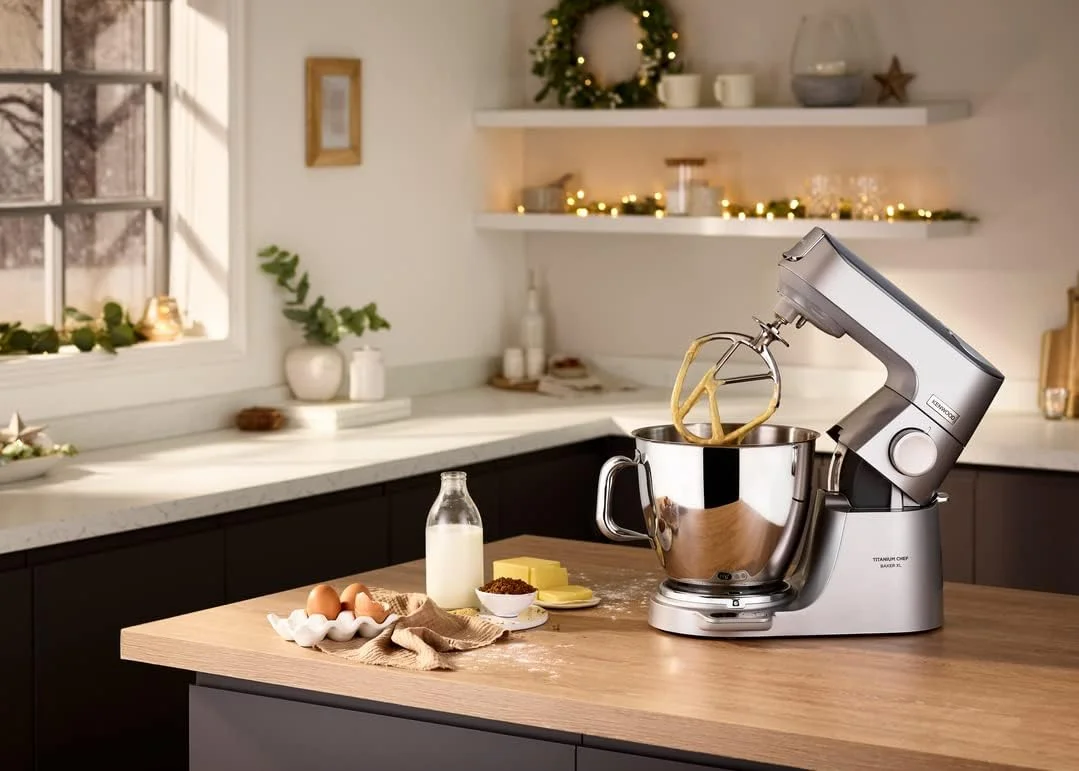 ماشین آشپزخانه بدنه فلزی کنوود مدل TITANIUM CHEF BAKER XL با ترازو داخلی، DuoBowl، 4 ابزار، مخلوط کن شیشه ای، چرخ گوشت، غذاساز، آب مرکبات گیری، آسیاب چند منظوره KVL85.704SI نقره ای