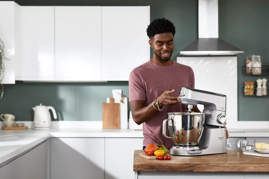 ماشین آشپزخانه بدنه فلزی کنوود مدل TITANIUM CHEF BAKER XL با ترازو داخلی، DuoBowl، 4 ابزار، مخلوط کن شیشه ای، چرخ گوشت، غذاساز، آب مرکبات گیری، آسیاب چند منظوره KVL85.704SI نقره ای
