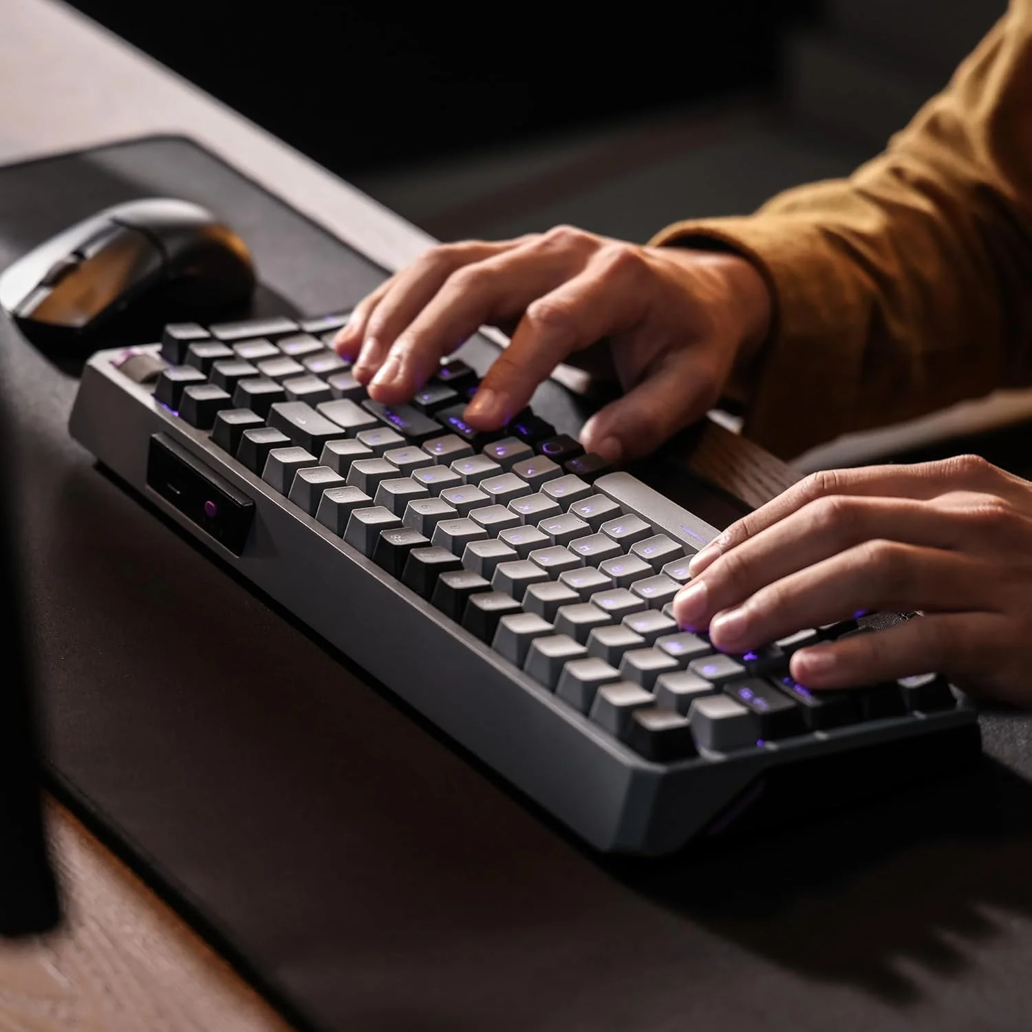کیبورد گیمینگ مکانیکی وایرلس RGB کولر مستر MK770 با سوییچ کایله باکس V2 سافت کلیک، ساختار مفصلی، قابلیت تعویض سریع، بلوتوث 2.4 گیگاهرتز و دکمه لمسی کیبورد گیمینگ مکانیکی وایرلس RGB کولر مستر MK770 با سوییچ کایله باکس V2 سافت کلیک، ساختار مفصلی، قابلیت تعویض سریع، بلوتوث 2.4 گیگاهرتز و دکمه لمسی