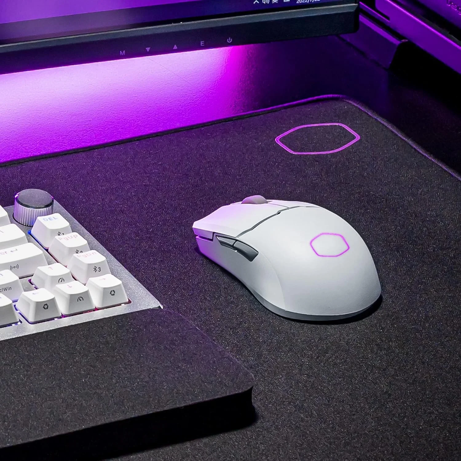 ماوس گیمینگ بیسیم Cooler Master MM712 سفید با DPI قابل تنظیم 19000، 2.4 گیگاهرتز و بلوتوث، کابل Ultraweave، پایه های PTFE، نورپردازی RGB و نرم افزار MasterPlus+ ماوس گیمینگ بیسیم Cooler Master MM712 سفید با DPI قابل تنظیم 19000، 2.4 گیگاهرتز و بلوتوث، کابل Ultraweave، پایه های PTFE، نورپردازی RGB و نرم افزار MasterPlus+