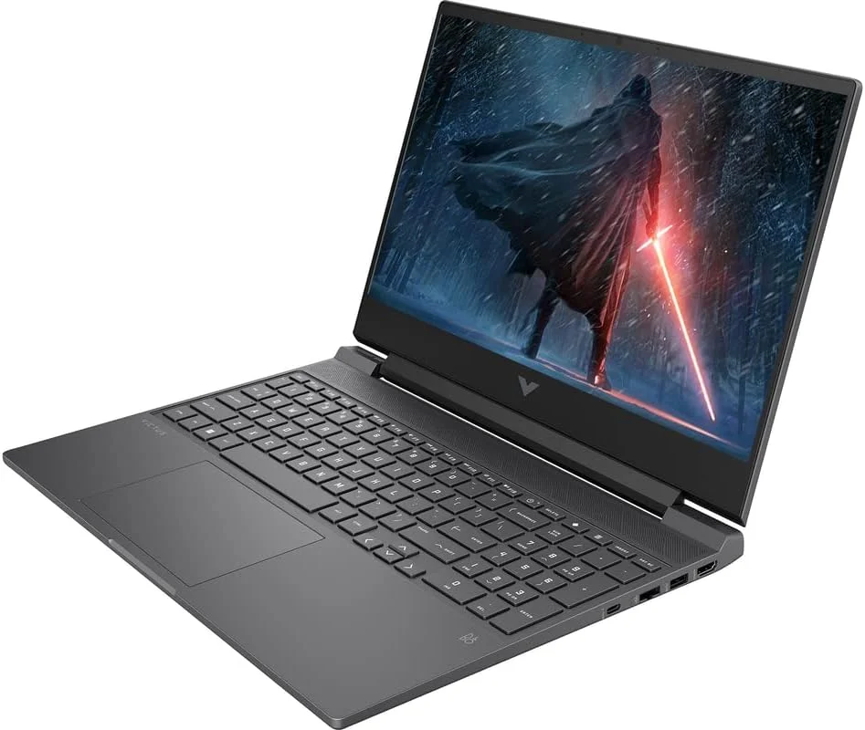 لپ تاپ گیمینگ 15.6 اینچی HP Victus با نرخ تازه سازی 144 هرتز، پردازنده Intel Core i5-12450H نسل 12، رم 32 گیگابایت، حافظه SSD PCIe 1 ترابایت، کارت گرافیک NVIDIA GeForce GTX 1650 با 4 گیگابایت، کیبورد با نور پس زمینه، ویندوز 11 پرو، نقره ای میکا، کارت USB 32 گیگابایتی (ارتقا یافته)