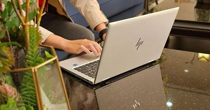 لپ تاپ 2 در 1 تبدیل شونده اچ پی EliteBook X360 830 G8 | صفحه نمایش لمسی 13.3 اینچی FHD با قابلیت حفظ حریم خصوصی، پردازنده lntel Core i5-1145G7، رم 16 گیگابایتی، حافظه SSD 1 ترابایتی PCIe® NVMe™ | کارت گرافیک lntel iRISxe | ویندوز 11 پرو (بازسازی شده)