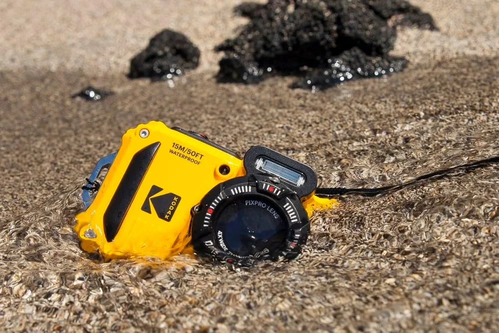 بسته دوربین دیجیتال کامپکت KODAK Pixpro Pack WPZ2 + 2 باتری + 1 کارت SD - 16 مگاپیکسل، ضد آب تا 15 متر، ضد ضربه، فیلمبرداری 720p، صفحه نمایش LCD 2.7 اینچی - باتری لیتیوم یونی - زرد
