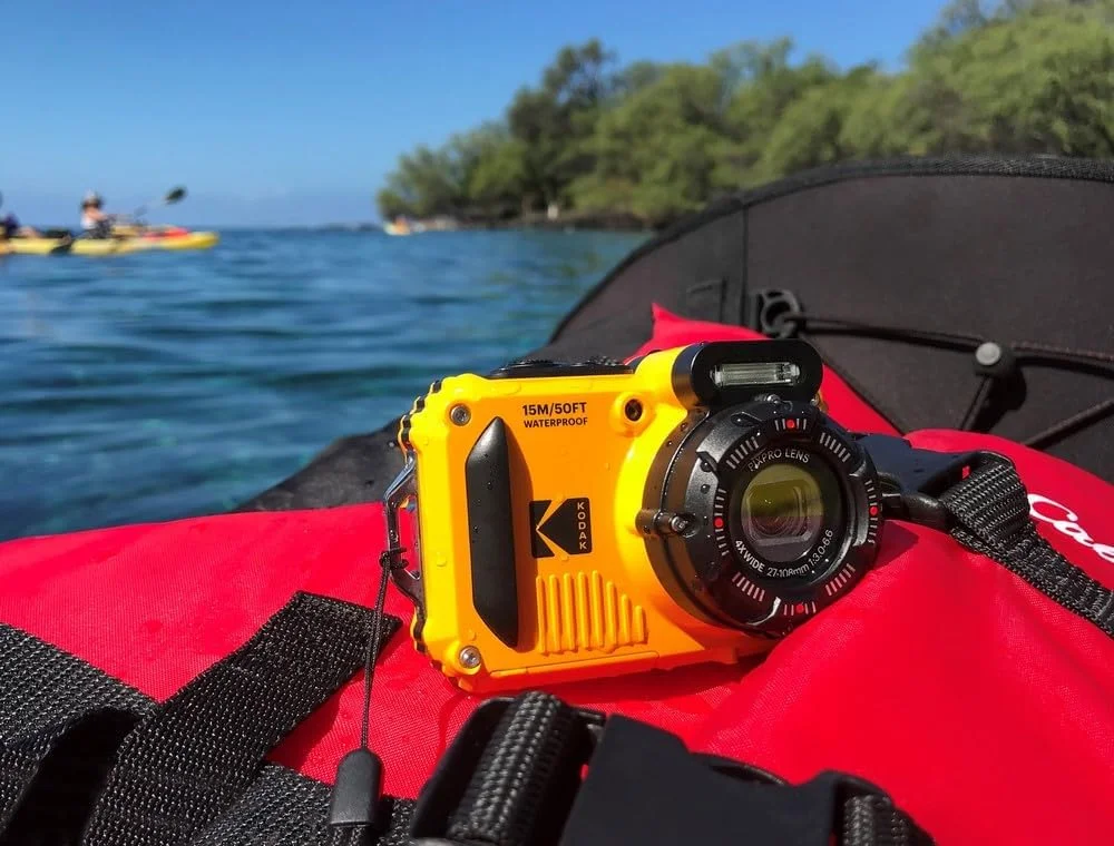 بسته دوربین دیجیتال کامپکت KODAK Pixpro Pack WPZ2 + 2 باتری + 1 کارت SD - 16 مگاپیکسل، ضد آب تا 15 متر، ضد ضربه، فیلمبرداری 720p، صفحه نمایش LCD 2.7 اینچی - باتری لیتیوم یونی - زرد