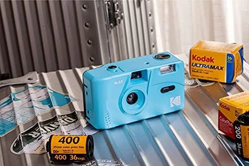 دوربین فیلمی 35 میلی متری Kodak M35، قابل استفاده مجدد، بدون نیاز به فوکوس، استفاده آسان، دارای فلاش داخلی و سازگار با فیلم های نگاتیو رنگی یا سیاه و سفید 35 میلی متری (فیلم و باتری AAA شامل نمی شود) (آبی لاجوردی) دوربین فیلمی 35 میلی متری Kodak M35، قابل استفاده مجدد، بدون نیاز به فوکوس، استفاده آسان، دارای فلاش داخلی و سازگار با فیلم های نگاتیو رنگی یا سیاه و سفید 35 میلی متری (فیلم و باتری AAA شامل نمی شود) (آبی لاجوردی)